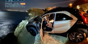 Heroica actuación policial en Alicante: salvan a una mujer que intentaba lanzarse por un acantilado con su coche