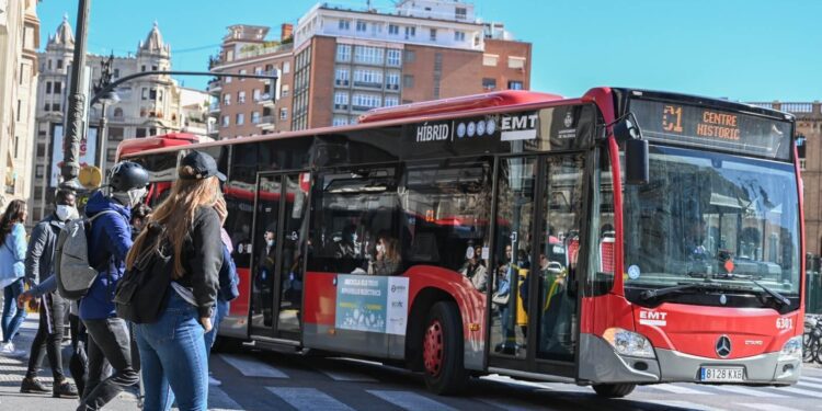 Detenido un hombre por masturbarse y rozar con su miembro a una pasajera en un autobús de Valencia 1 Dos nuevas líneas circulares conectarán el centro de Valencia con els Pobles del Sur
