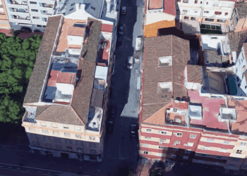 Un incendio en Valencia desaloja un edificio del Grao