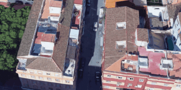 Un incendio en Valencia desaloja un edificio del Grao