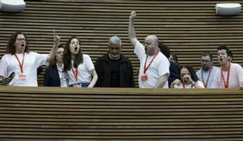 Colectivos trans interrumpen el pleno de Les Corts para protestar contra la reforma de la Ley Trans Valenciana