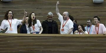 Colectivos trans interrumpen el pleno de Les Corts para protestar contra la reforma de la Ley Trans Valenciana