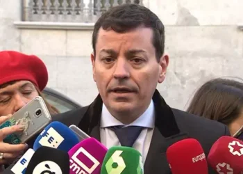 José Luis Bayo desafía a Feijóo: anuncia su candidatura a la Presidencia nacional del PP