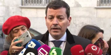 José Luis Bayo desafía a Feijóo: anuncia su candidatura a la Presidencia nacional del PP