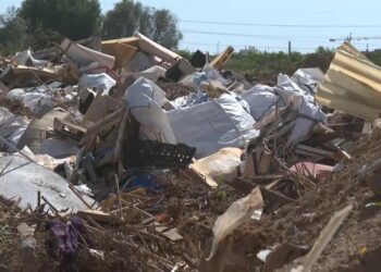 Paiporta pide ayuda urgente para limpiar una campa llena de escombros tras la DANA 3 Paiporta pide ayuda urgente para limpiar una campa llena de escombros tras la DANA