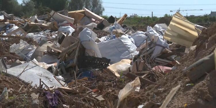 Paiporta pide ayuda urgente para limpiar una campa llena de escombros tras la DANA 1 Paiporta pide ayuda urgente para limpiar una campa llena de escombros tras la DANA