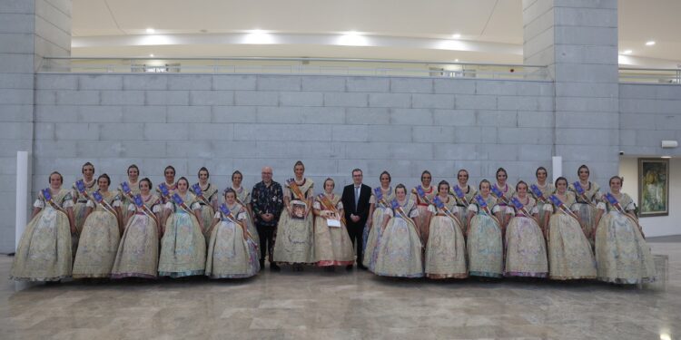 El Palau de la Música de Valencia ha acogido la presentación de los pasodobles oficiales de las Falleras Mayores de Valencia, Berta Peiró García y Lucía García Rivera