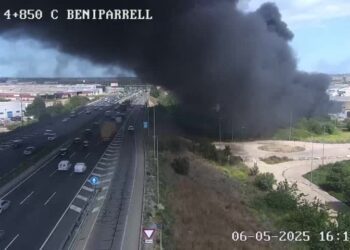 Los bomberos actúan en el incendio de una fábrica de Silla que obliga a cortar el tráfico ferroviario