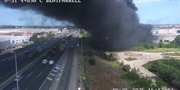 Los bomberos actúan en el incendio de una fábrica de Silla que obliga a cortar el tráfico ferroviario