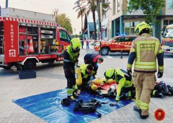 Susto junto a la estación de autobuses: los bomberos sofocan un incendio en un restaurante de Valencia sin heridos