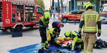 Susto junto a la estación de autobuses: los bomberos sofocan un incendio en un restaurante de Valencia sin heridos