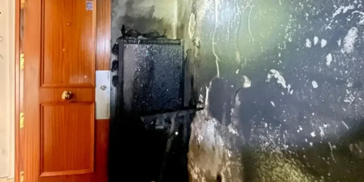 Incendio en Torrefiel: tres personas atrapadas por el fuego de dos patinetes eléctricos en Valencia 1 Incendio en Torrefiel: tres personas atrapadas por el fuego de dos patinetes eléctricos en Valencia