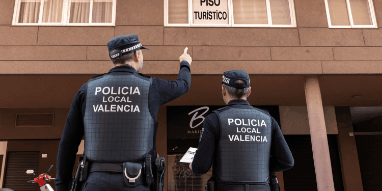 Valencia enviará a Hacienda los expedientes de pisos turísticos para que actúe contra los ilegales 1 El Gobierno exige a Mazón actuar contra los pisos turísticos ilegales: «No hay excusa para no sancionar»