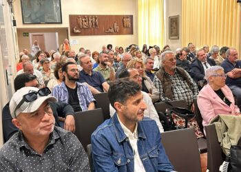 El Ateneo Mercantil de Valencia acogió ayer la presentación del libro “50 sombras y alguna luz” de Gustavo Zaragoza, un testimonio crítico y visual de los últimos años de incertidumbre 1 El Ateneo Mercantil de Valencia acogió ayer la presentación del libro “50 sombras y alguna luz” de Gustavo Zaragosa, un testimonio crítico y visual de los últimos años de incertidumbre