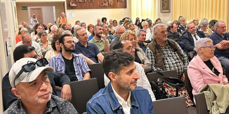 El Ateneo Mercantil de Valencia acogió ayer la presentación del libro “50 sombras y alguna luz” de Gustavo Zaragosa, un testimonio crítico y visual de los últimos años de incertidumbre