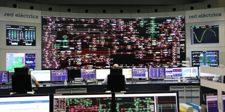 Red Eléctrica acaba de entregar la "caja negra" del sistema para esclarecer las causas del apagón 1 Red Eléctrica acaba de entregar la «caja negra» del sistema para esclarecer las causas del apagón