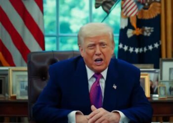 “¡Reserve su vuelo gratis ahora!”: Trump lanza su polémico plan de autodeportación para migrantes ilegales