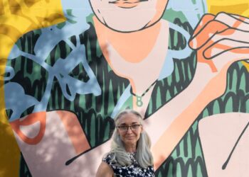 La biofísica Eva Nogales inaugura su mural de Dones de Ciència en el IES Cabanyal
