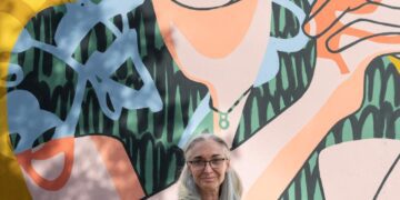 La biofísica Eva Nogales inaugura su mural de Dones de Ciència en el IES Cabanyal