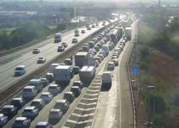 Dos accidentes complican los accesos a Valencia y Alicante en hora punta