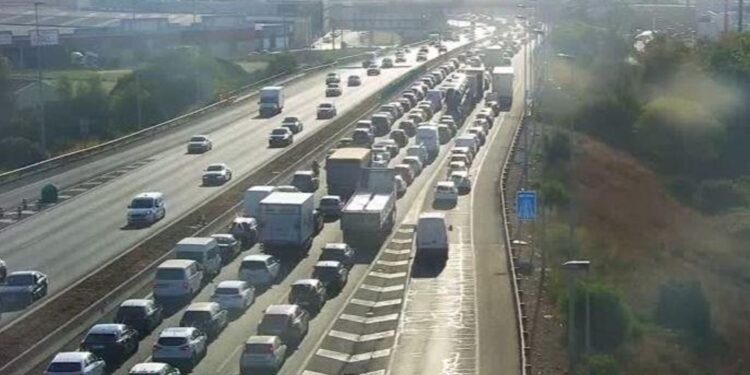 Dos accidentes complican los accesos a Valencia y Alicante en hora punta 1 Dos accidentes complican los accesos a Valencia y Alicante en hora punta