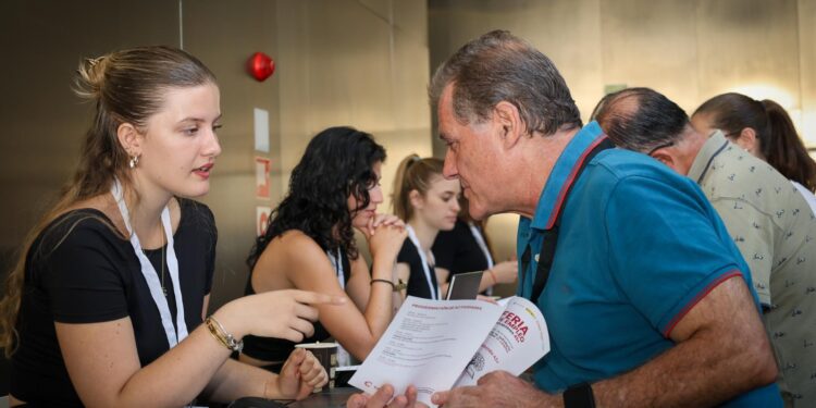 Torrent inaugura de la Feria de Empleo 'Encuentros 45+'