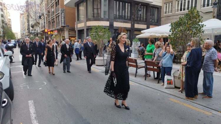 Valencia celebra los 400 años de la Fiesta de los Niños de la Calle San Vicente entre coches, cubos de basuras y maceteros