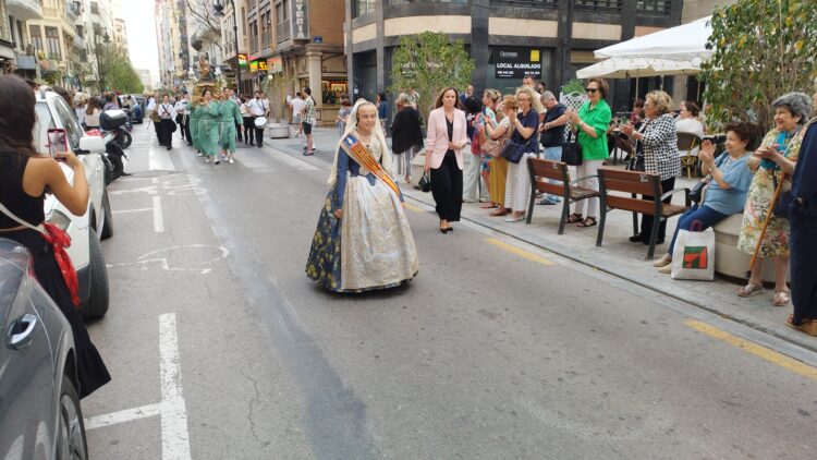 Valencia celebra los 400 años de la Fiesta de los Niños de la Calle San Vicente entre coches, cubos de basuras y maceteros