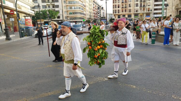 Valencia celebra los 400 años de la Fiesta de los Niños de la Calle San Vicente entre coches, cubos de basuras y maceteros