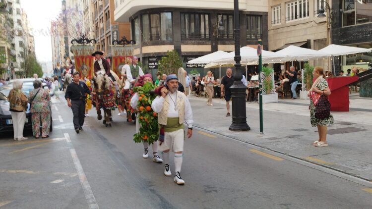 Valencia celebra los 400 años de la Fiesta de los Niños de la Calle San Vicente entre coches, cubos de basuras y maceteros