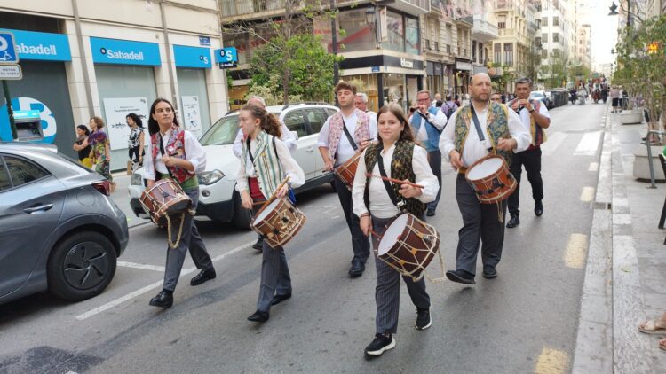 Valencia celebra los 400 años de la Fiesta de los Niños de la Calle San Vicente entre coches, cubos de basuras y maceteros