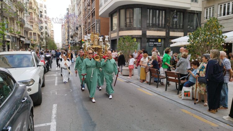 Valencia celebra los 400 años de la Fiesta de los Niños de la Calle San Vicente entre coches, cubos de basuras y maceteros