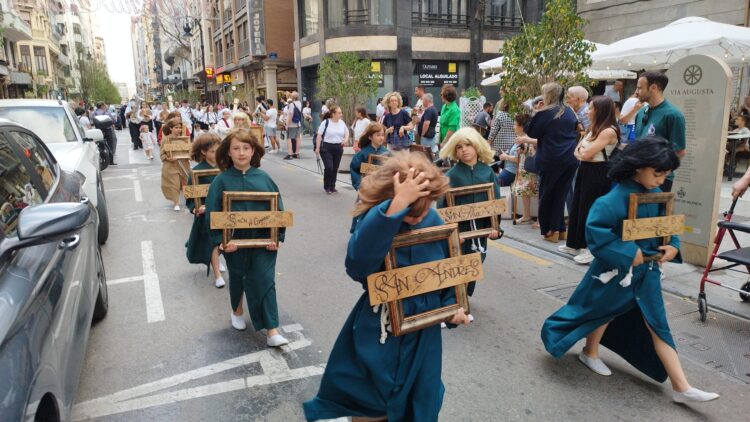 Valencia celebra los 400 años de la Fiesta de los Niños de la Calle San Vicente entre coches, cubos de basuras y maceteros