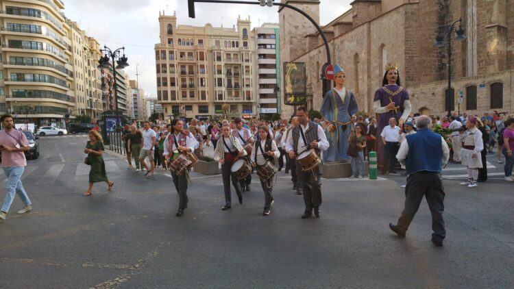 Valencia celebra los 400 años de la Fiesta de los Niños de la Calle San Vicente entre coches, cubos de basuras y maceteros