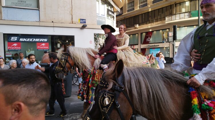 Valencia celebra los 400 años de la Fiesta de los Niños de la Calle San Vicente entre coches, cubos de basuras y maceteros