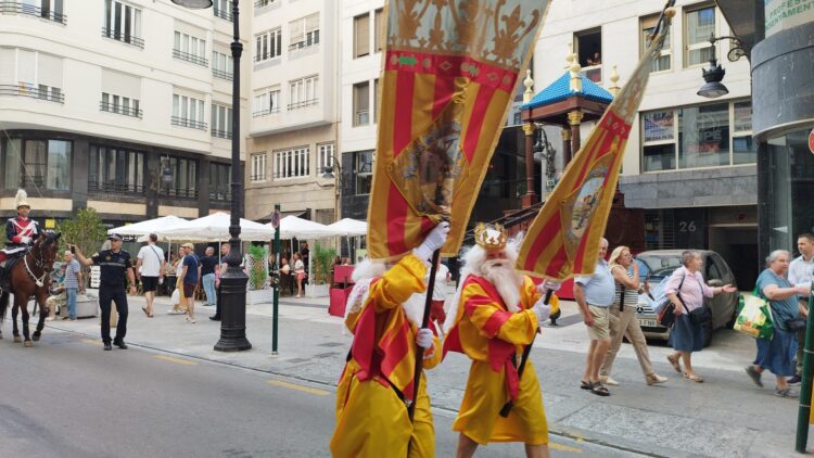 Valencia celebra los 400 años de la Fiesta de los Niños de la Calle San Vicente entre coches, cubos de basuras y maceteros
