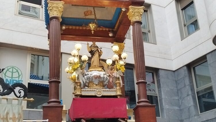Valencia celebra los 400 años de la Fiesta de los Niños de la Calle San Vicente entre coches, cubos de basuras y maceteros