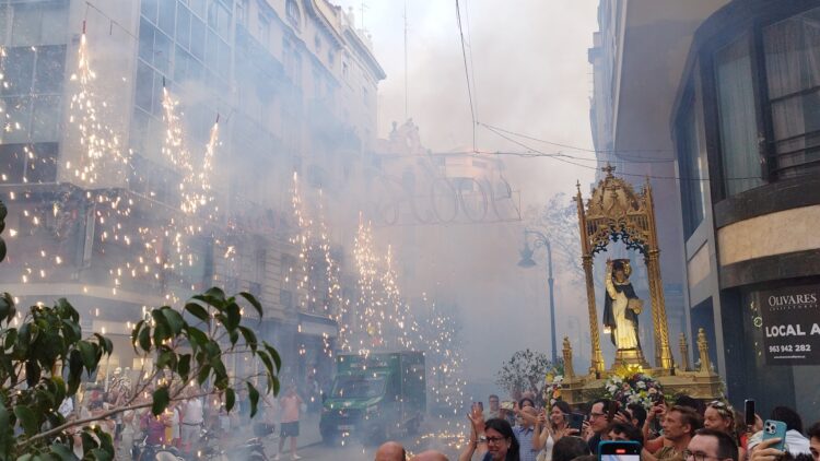 Valencia celebra los 400 años de la Fiesta de los Niños de la Calle San Vicente entre coches, cubos de basuras y maceteros