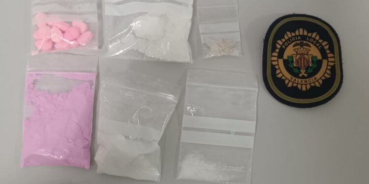 La Policía Local detiene en Ciutat Vella a dos personas con 5 drogas diferentes y conduciendo bajo los efectos de varias de ellas