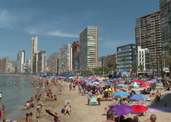 Las playas valencianas llenas… pero sin un socorrista a la vista