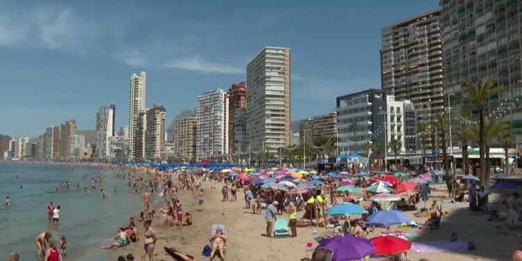 Las playas valencianas llenas… pero sin un socorrista a la vista