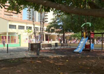 Una foto, un objeto personalizado o una cesta: así agradecen las familias valencianas al profesorado al final de curso