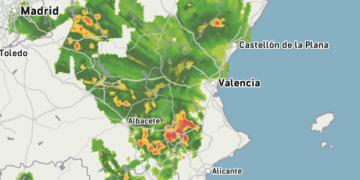 Reventones cálidos, rayos y fuertes tormentas muy localizadas avanzan en el interior de la CV