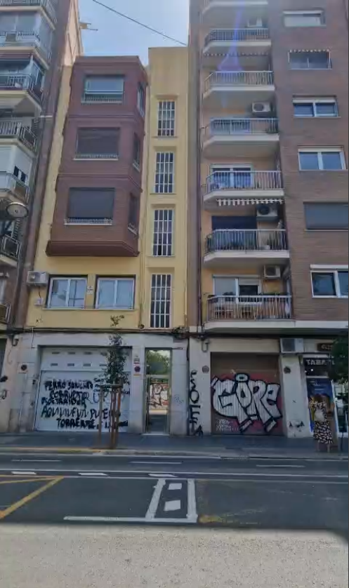 Pintadas ofensivas y amenazas en el garaje comunitario de Ábalos: "¿Quién limpia esto ahora?" 2 Captura de pantalla 2025 06 26 214419