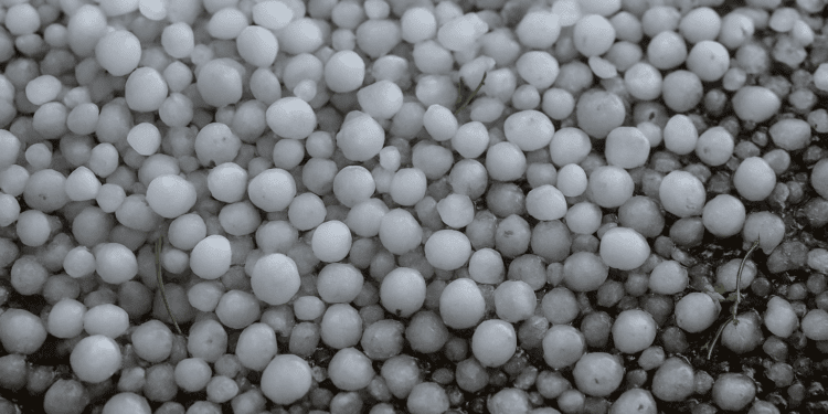 Las tormentas descargan con fuerza en el interior de Valencia con granizo, intensos rayos y avisos meteorológicos activos 1 ChatGPT Image 22 jun 2025 07 50 43