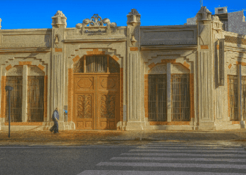 Bombas Gens acoge una exposición que reflexiona sobre la memoria y su construcción crítica desde el presente