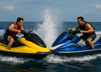 Dos jóvenes heridos tras chocar dos motos de agua en la playa de Nules