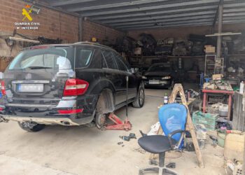 La Guardia Civil localiza un taller mecánico clandestino en Guadassuar que realizaba vertidos a una arqueta interior