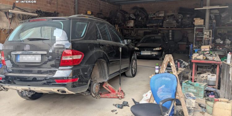 La Guardia Civil localiza un taller mecánico clandestino en Guadassuar que realizaba vertidos a una arqueta interior 1 La Guardia Civil localiza un taller mecánico clandestino en Guadassuar que realizaba vertidos a una arqueta interior