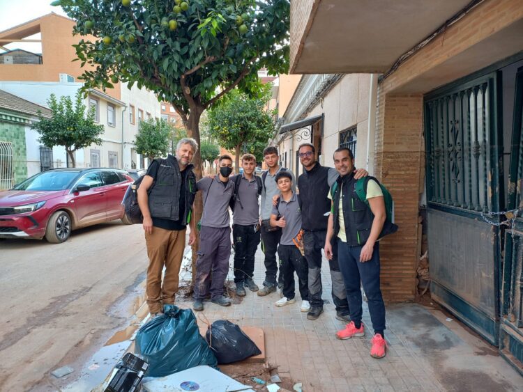 Dónde otros ya no están ellos siguen, alumnos de FP trabajan aún en la zona DANA de Valencia